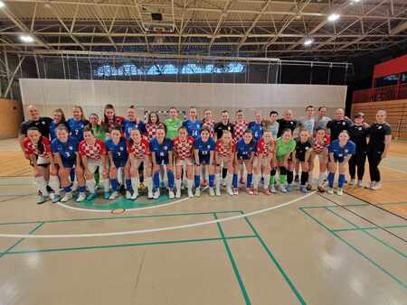 skupinska fotografija selekcij Slovenije in Hrvaške